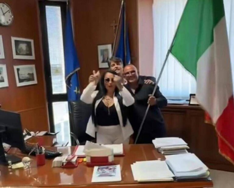 La tiktoker Rita De Crescenzo alla Regione Campania, bufera per video