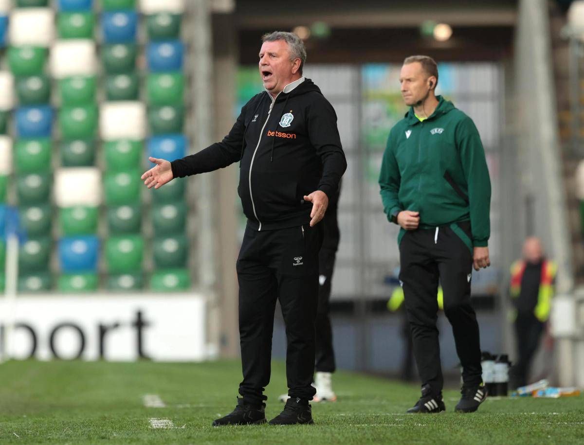 Lituania, valigie lanciate in campo contro l’allenatore: “Vattene”