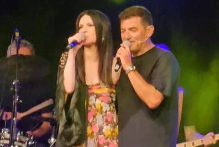 Max Giusti e la sorpresa a Gatteo, tra il pubblico c’è Laura Pausini: duetto sul palco e pubblico in piedi