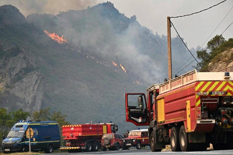 Maxi incendio nel sud della Francia, è massima allerta: donna morta nell’Aude