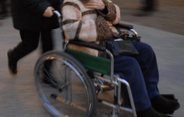 “Mio padre invalido al 100%, ma gli negano indennità di accompagno”: la denuncia