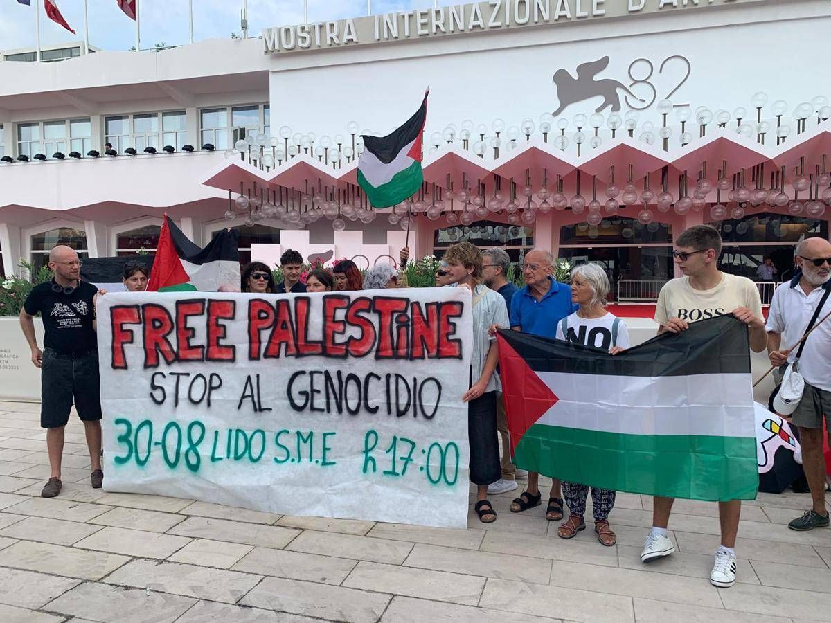 Mostra Venezia, oggi corteo proPal al Lido: attesi anche attori
