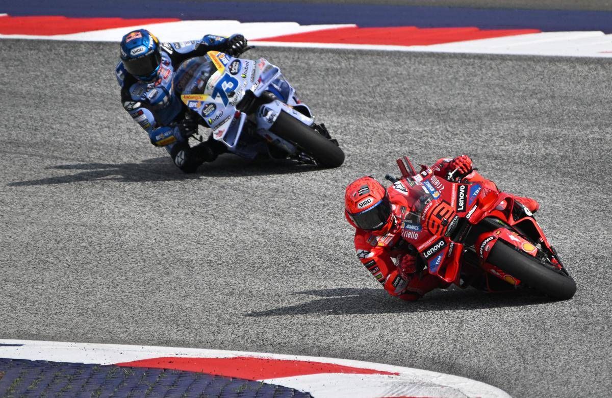 MotoGp in Austria, Marc Marquez vince la sprint davanti a fratello Alex. Bagnaia si ritira