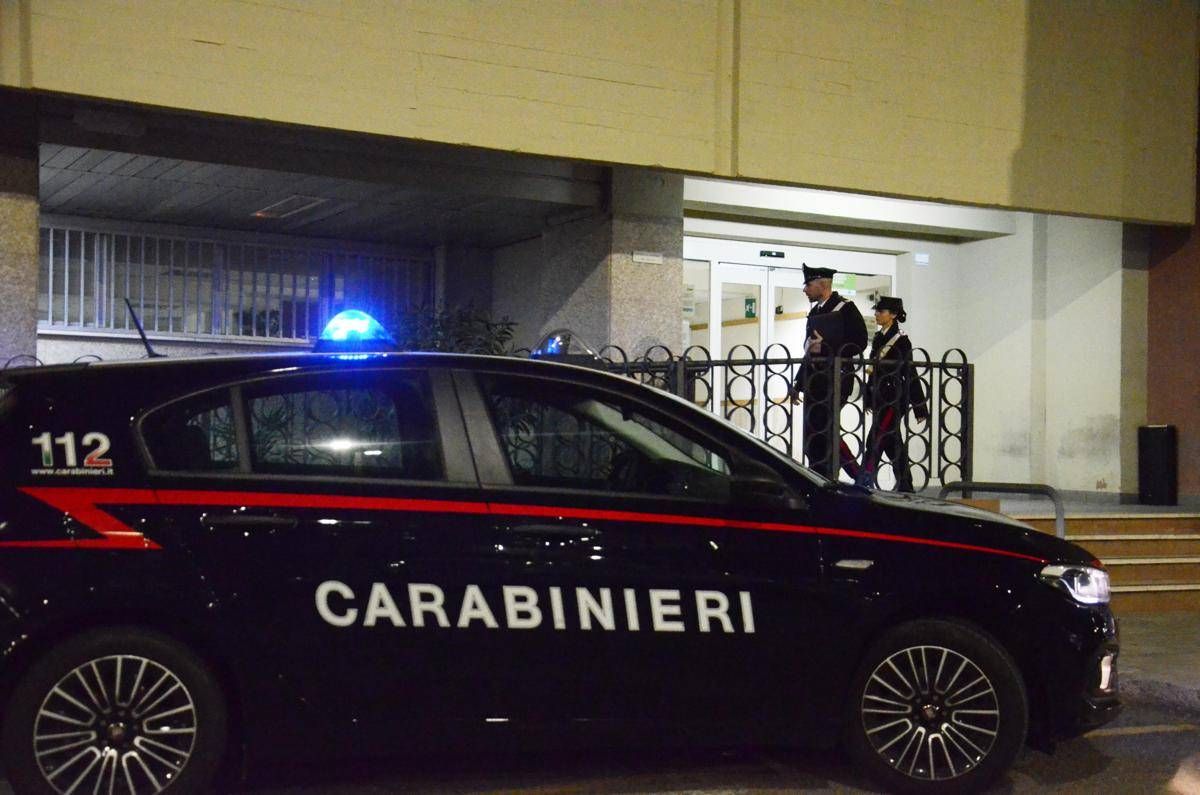 Napoli, ispettore di polizia accoltellato e ucciso in casa: caccia al killer
