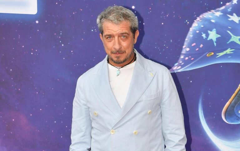 Paolo Ruffini in ritardo…e il volo ‘lo aspetta’, video su TikTok scatena polemiche