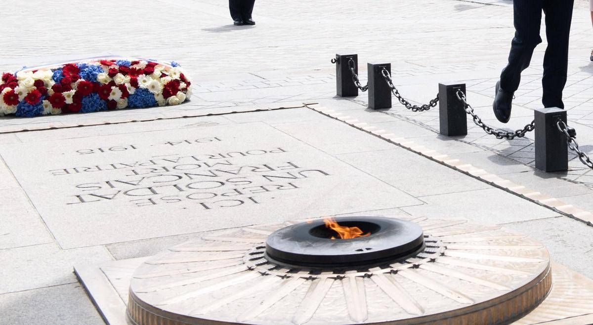 Parigi, arrestato l’uomo che si era acceso sigaretta con fiamma milite ignoto