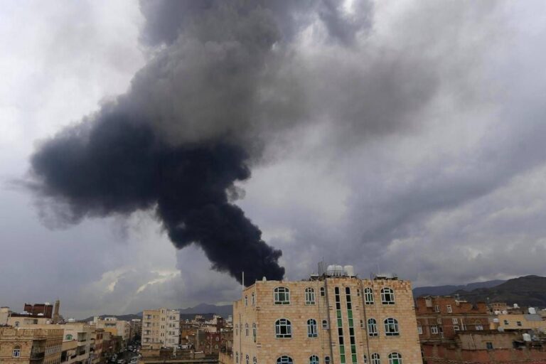 Raid di Israele su Sana’a’, Houthi: “Almeno 6 morti e 86 feriti”