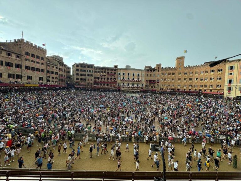 TOMORROW – Palio di Siena 16 agosto 2025 oggi in tv: orario, contrade e fantini