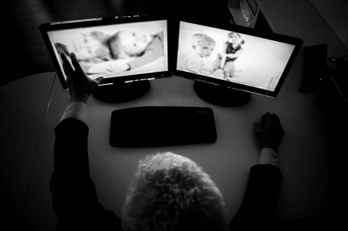 Torino, medico arrestato per produzione di materiale pedopornografico