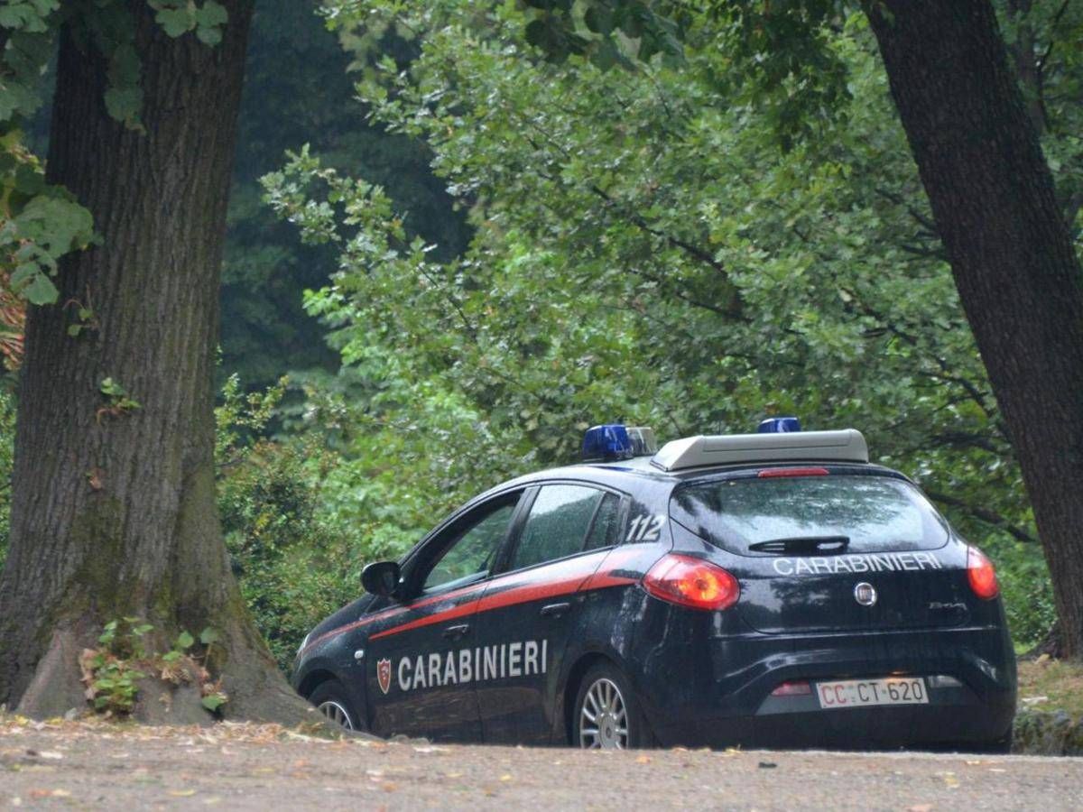 Ubriaca alla sagra vuole bere ancora, morde un uomo che la invita ad allontanarsi e dente resta conficcato nel braccio
