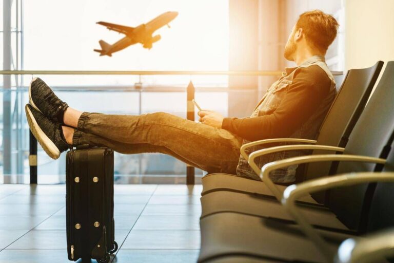 Vacanze, dai voli agli alberghi: 10 consigli per risparmiare