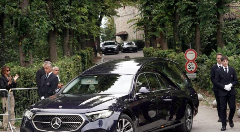 A Rivalta i funerali di Armani, il parroco: “Sono stati semplici e sobri”