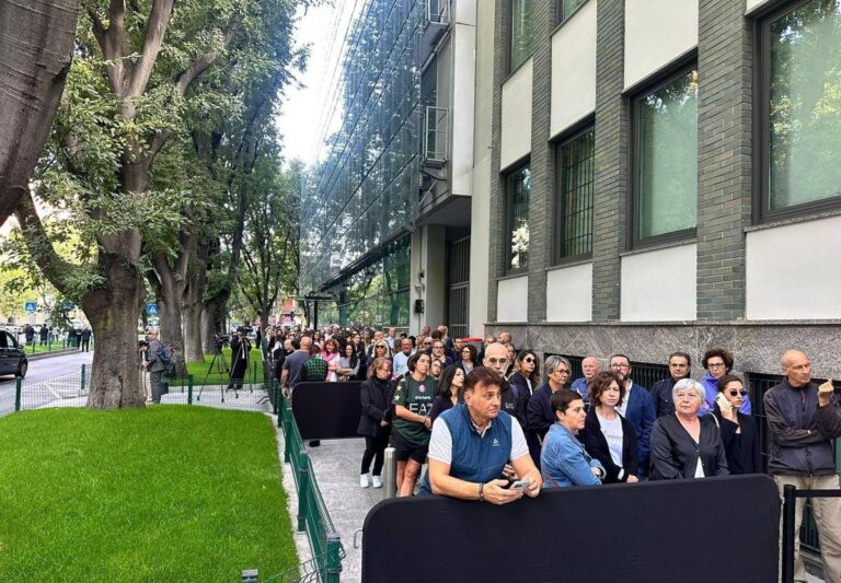 Armani, alla camera ardente ancora lunga fila per l’ultimo saluto