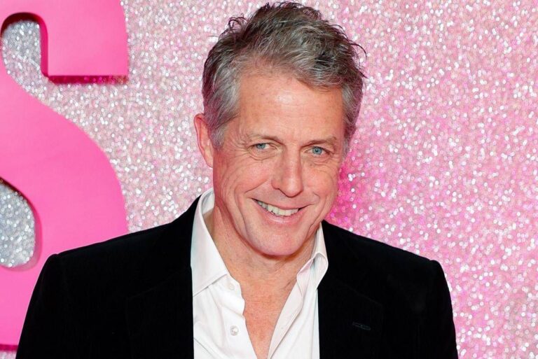 Auguri Hugh Grant, l’icona della commedia romantica compie 65 anni