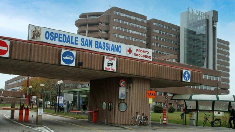 Bassano del Grappa, accoltella l’ex moglie mentre si trova al lavoro: fendenti anche al volto
