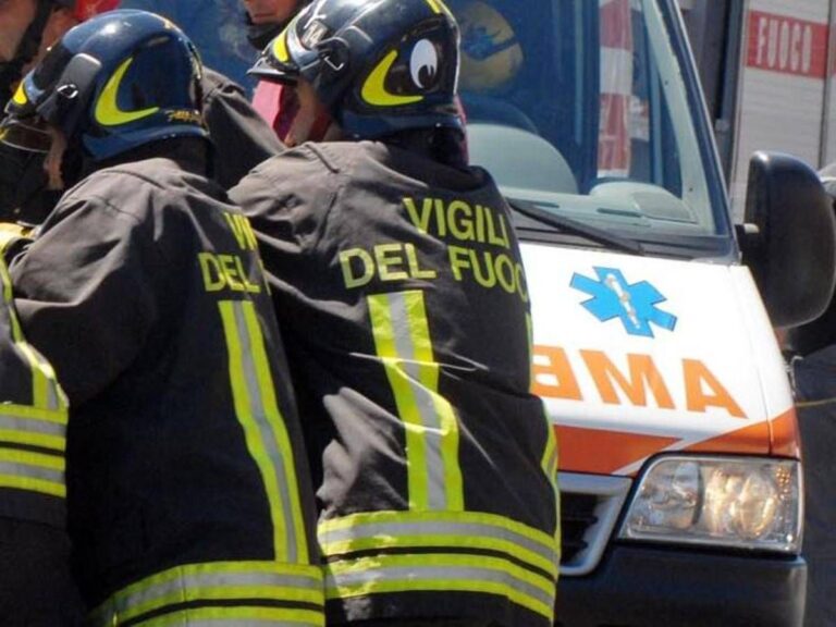Cade nell’autocompattatore, muore uomo di 66 anni