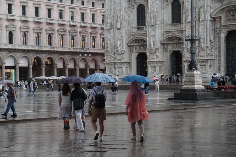 Caldo anomalo fino a 34°, poi brusco cambio meteo con piogge e nubifragi: ecco la data