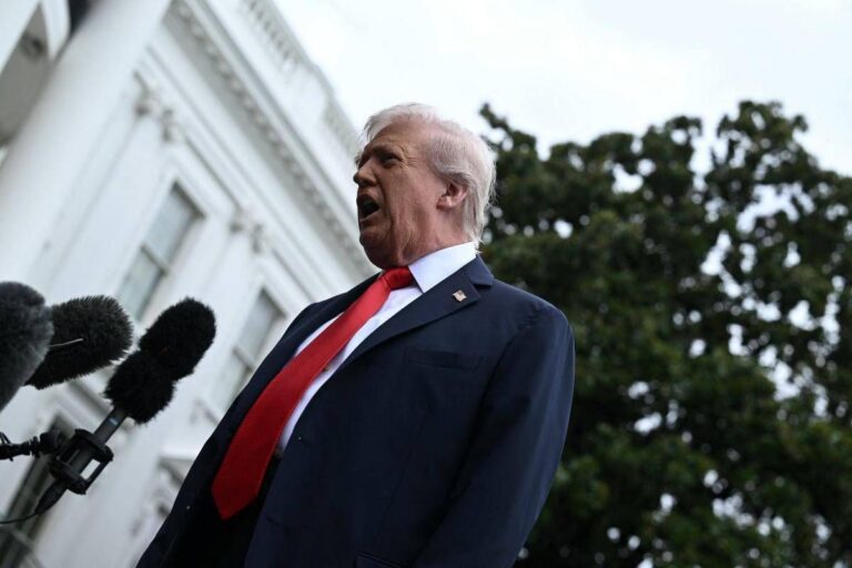 Caso Epstein, Trump all’attacco: “Faccio causa al New York Times per 15 miliardi”