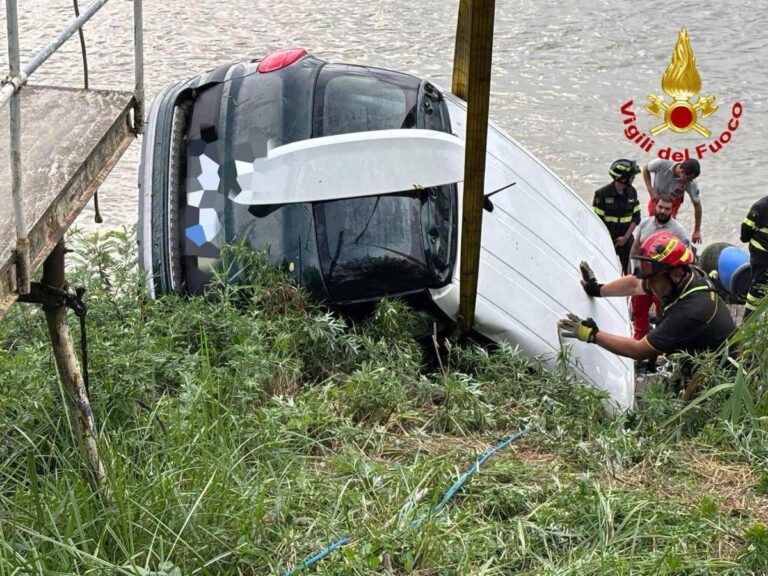 Cremona, recuperata l’auto finita nel Po: all’interno il corpo di una donna