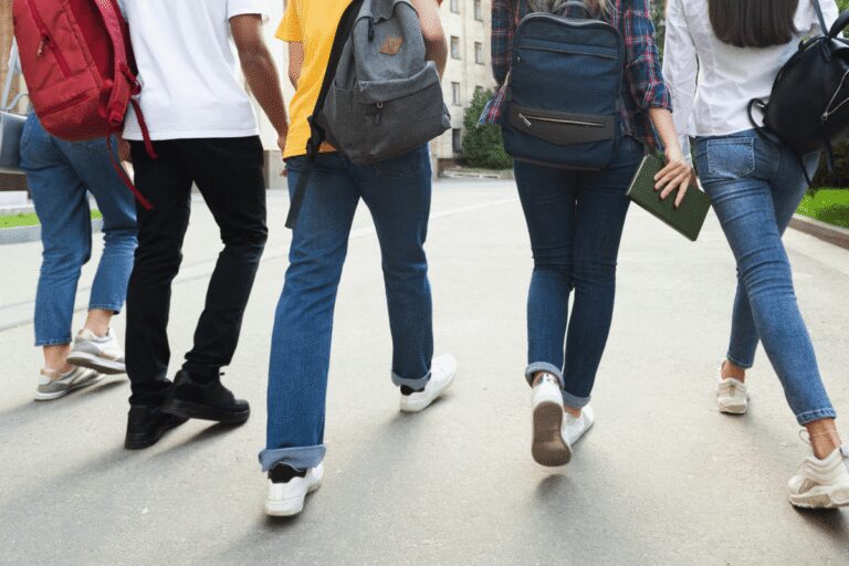 Dress code a scuola, le nuove regole: cosa non indossare in classe