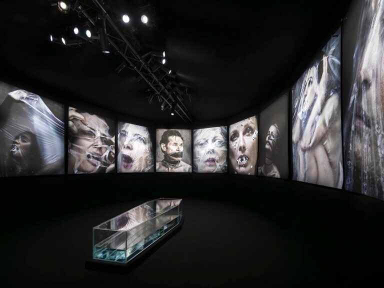 Fabrizio Ferri incarta le star nella plastica