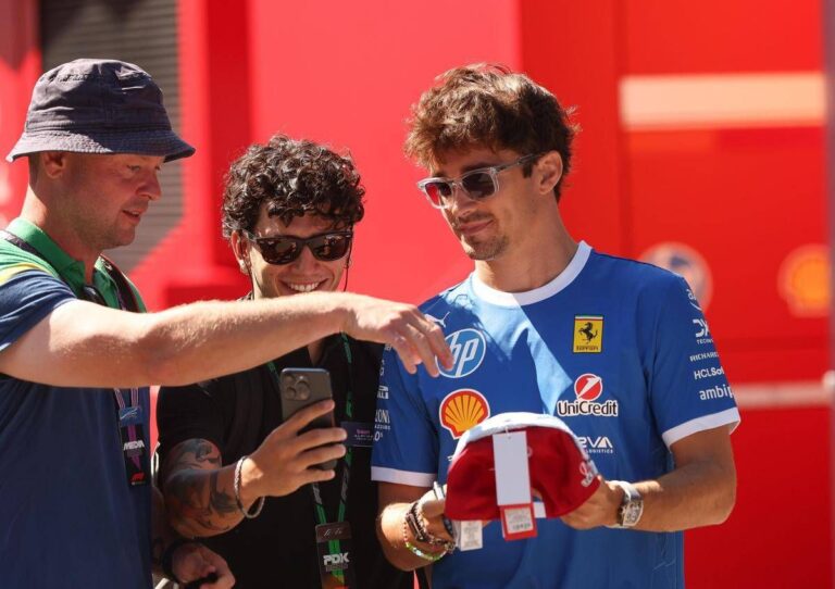 Gp Monza, Leclerc gira per il circuito… in bicicletta: il boato dei tifosi della Ferrari