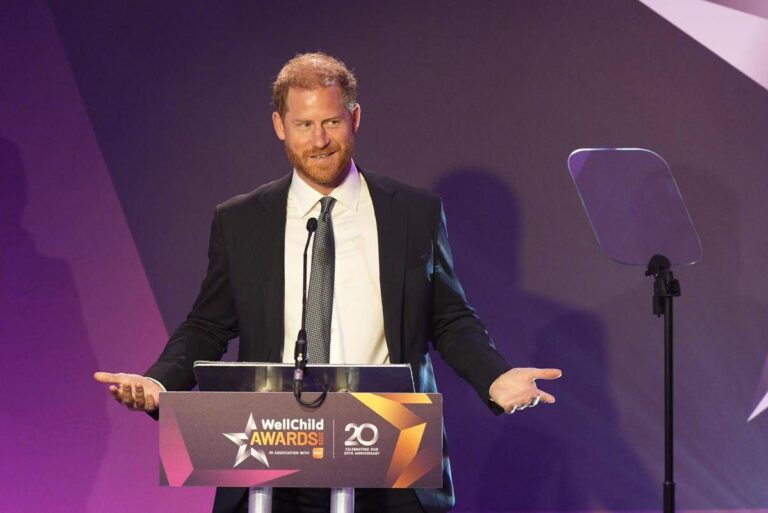 Harry, la frecciatina (velata) a William: “Tuo fratello ti fa impazzire?”