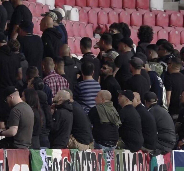 Italia, tifosi azzurri di spalle durante l’inno israeliano. Poi i cartelli: “Stop”