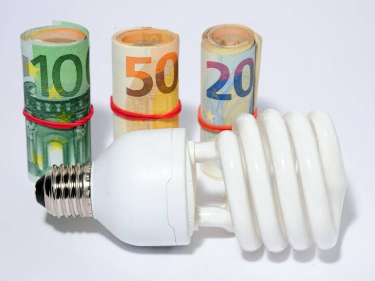 Luce, gas, acqua: cosa sono i bonus sociali per disagio economico