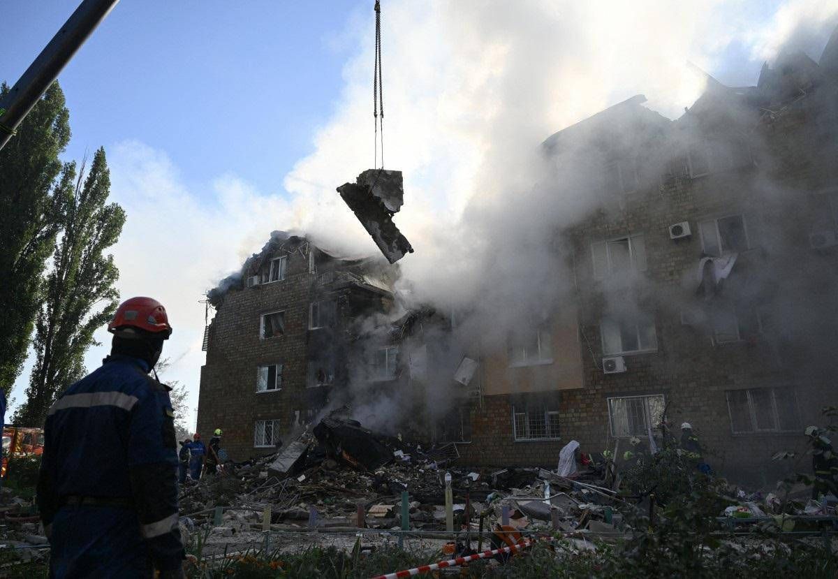 Maxi attacco russo sull’Ucraina: droni e missili su Kiev, colpita sede del governo