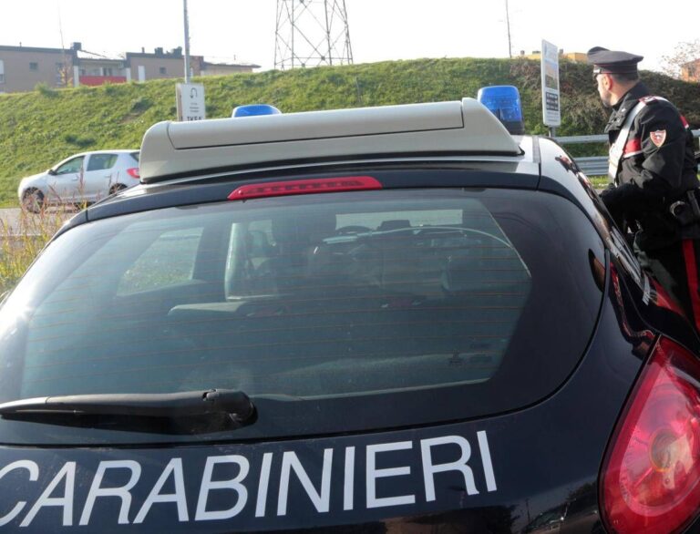 Morto con ferita al torace a Magenta, colpito dal proprietario di casa durante furto in villa