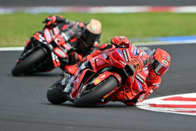 MotoGp, Marquez trionfa nel Gp di San Marino. Secondo Bezzecchi, cade Bagnaia