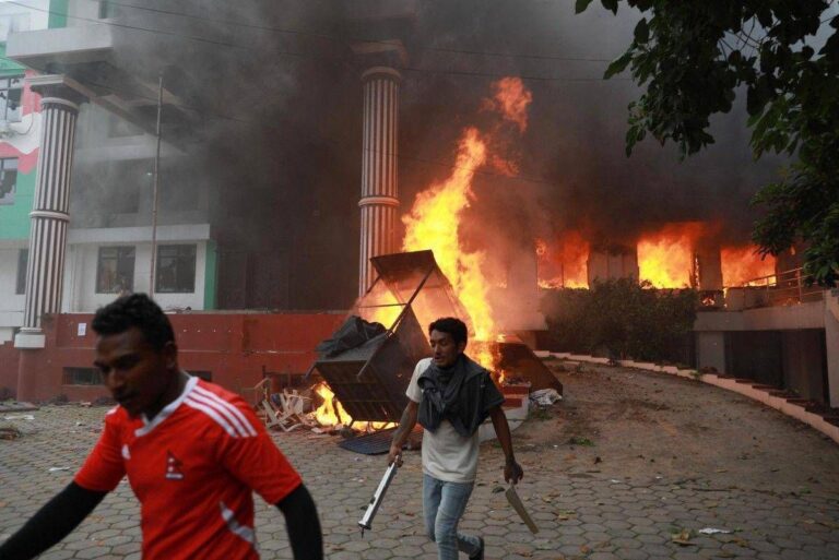 Nepal, revocato bando su social dopo 19 morti: manifestazioni contro “atrocità polizia”