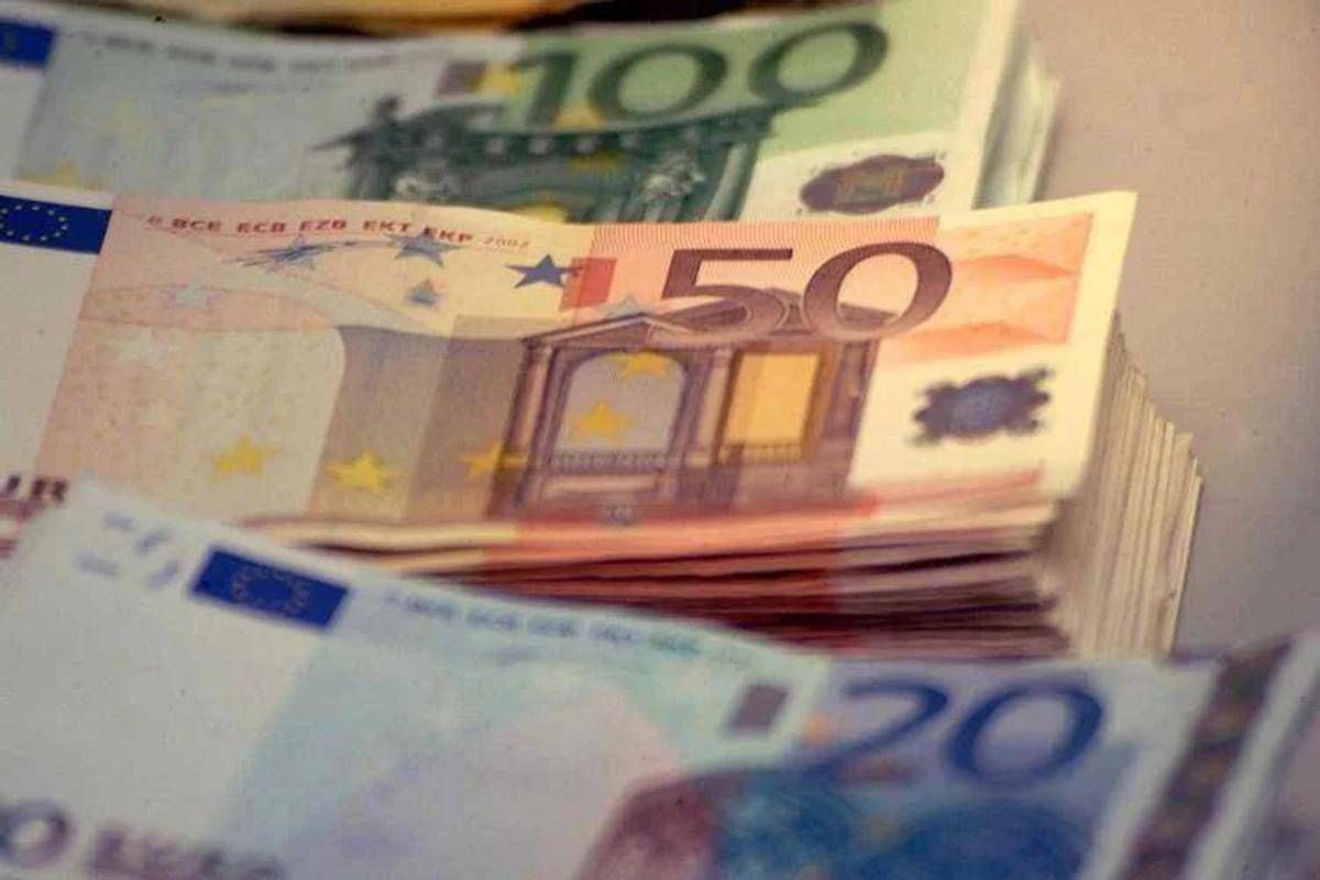 Pagamenti elettronici o contanti? La Bce ‘raccomanda’ il cash: ecco perché e quanto ne serve