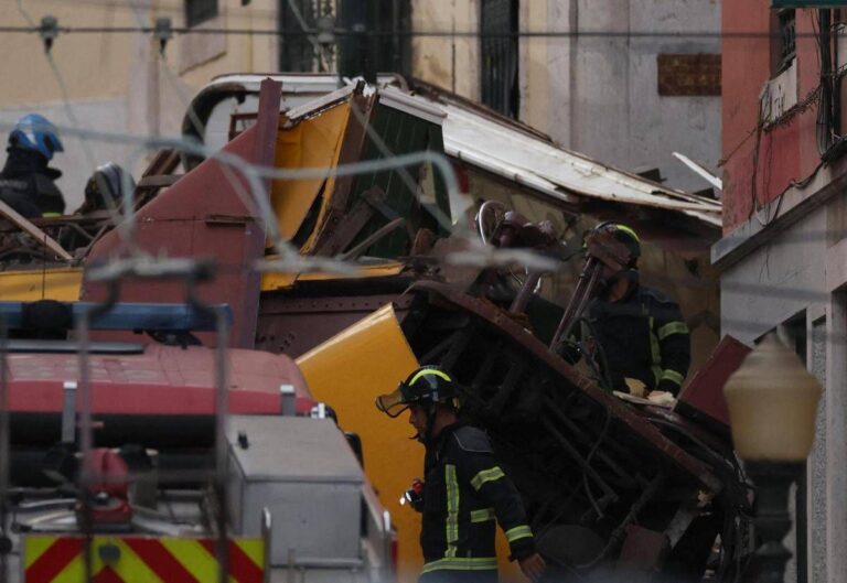 Quindici morti a Lisbona nello schianto della funicolare Gloria, lutto nazionale in Portogallo