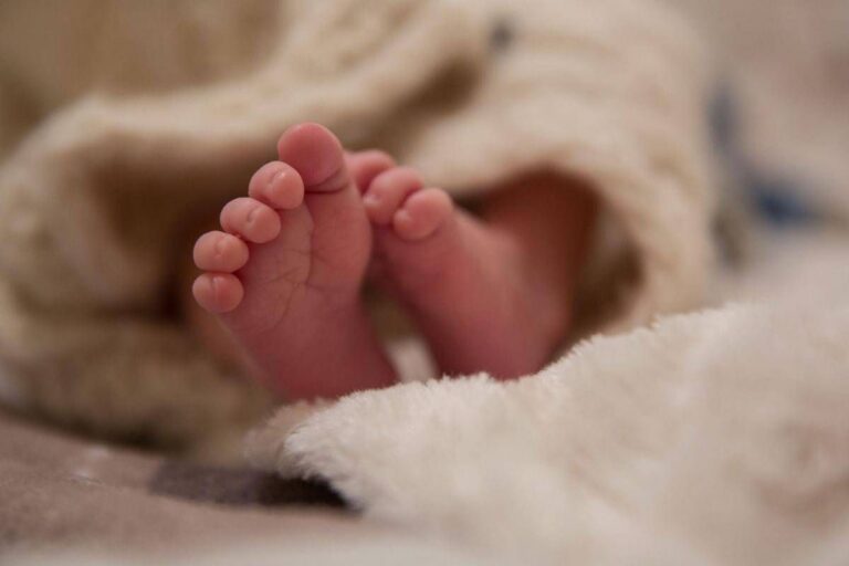 Roma, bimbo 4 mesi trovato privo di sensi dai genitori muore all’arrivo in ospedale