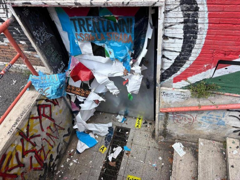 Roma, bomba carta esplode davanti ingresso centro sociale ‘La Strada’. Gli attivisti: “Terzo attentato da ottobre”