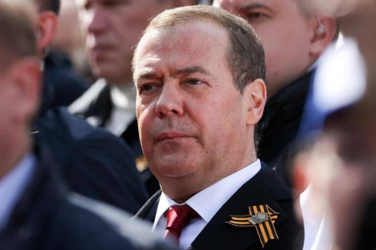 Russia, Medvedev: “Finlandia si prepara a guerra, ci attaccherà”