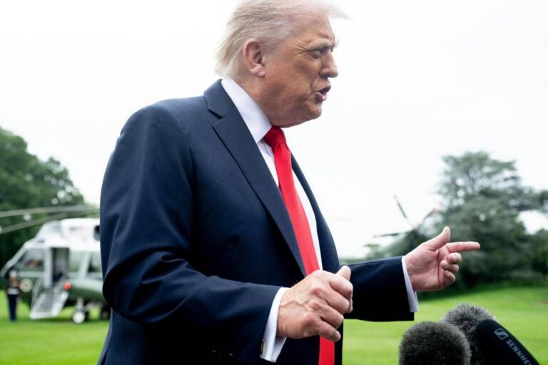 Trump, il giornalista e la domanda sugli affari: “Stai zitto”