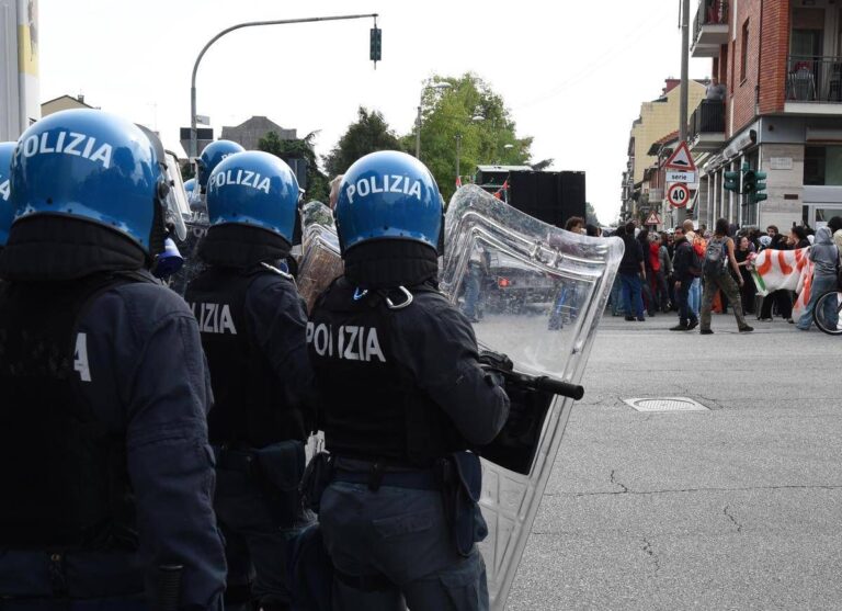 Corteo Pro Pal a Torino, manifestanti tentano di entrare a Porta Susa lanciando sassi e bottiglie