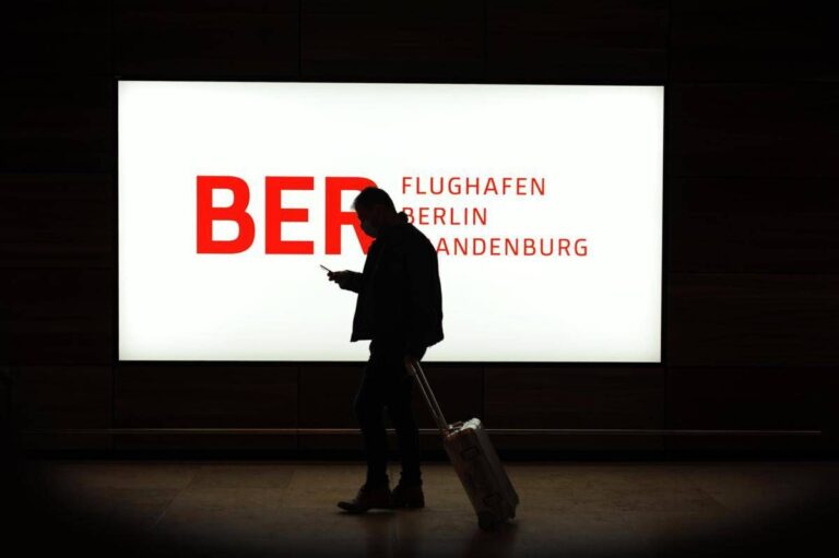Germania, allerta droni all’aeroporto di Berlino: voli sospesi e dirottati per circa 2 ore