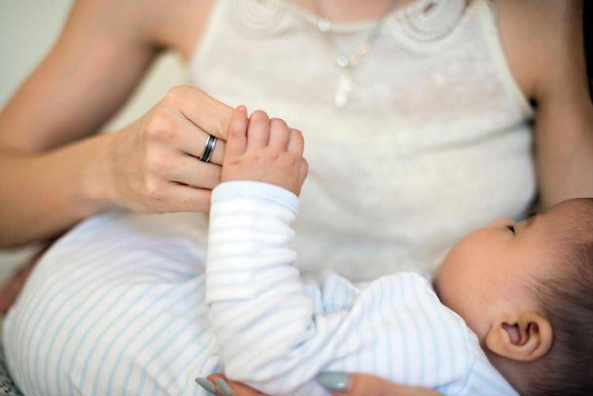 I dentini dei bebè? Spuntano prima se la mamma è stressata: lo studio