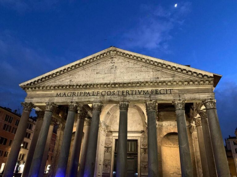 Roma, cade dal muro del Pantheon: morto turista giapponese