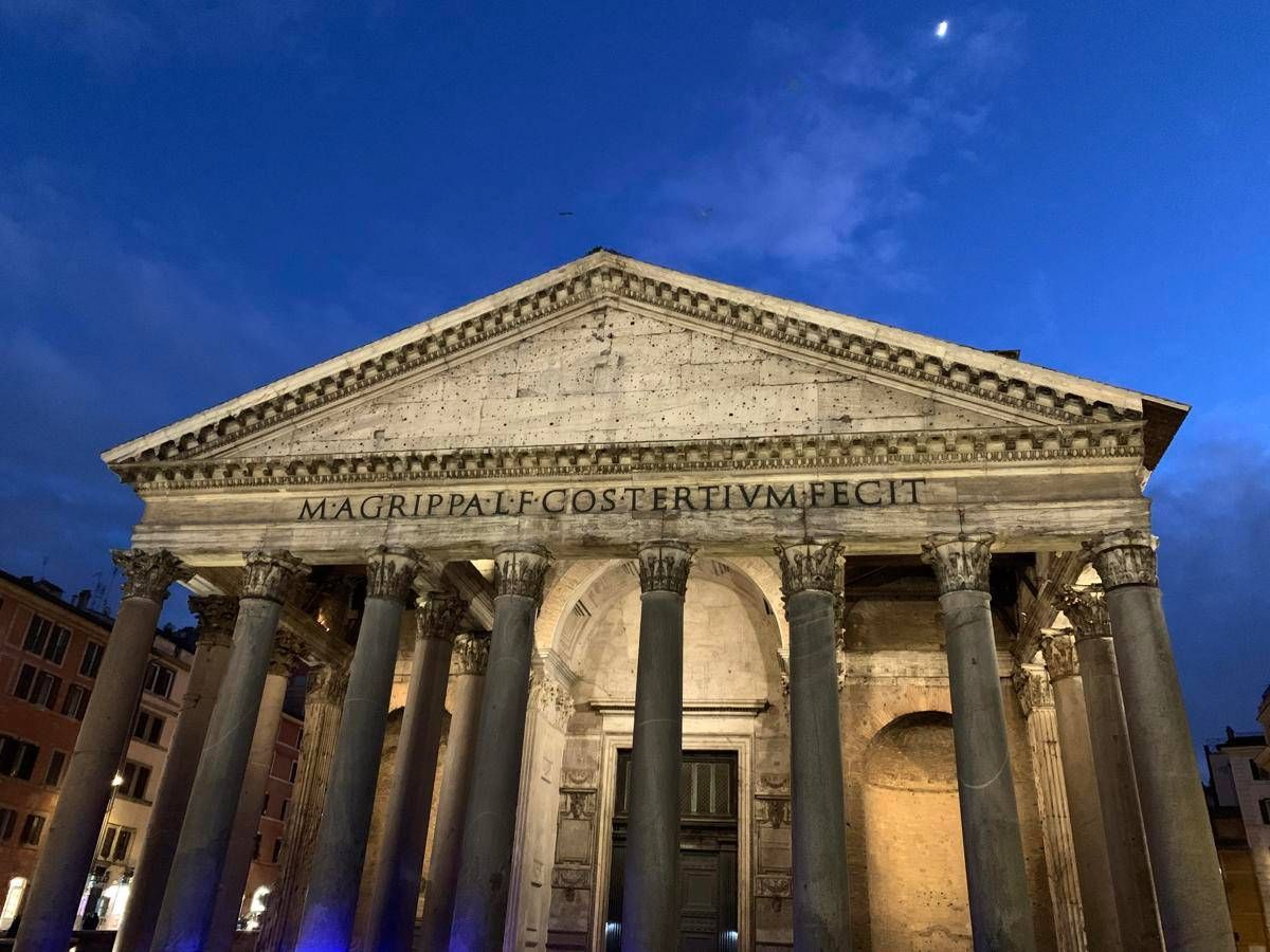Roma, cade dal muro del Pantheon: morto turista giapponese