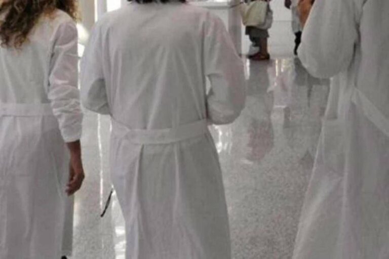 Sanità, firmato contratto per 137mila medici e sanitari: aumenti medi di 491 euro al mese