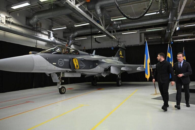 Ucraina, Zelensky: “Attesi per il prossimo anno i primi caccia svedesi Gripen”