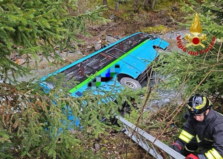 Valtellina, scuolabus con 7 ragazzini a bordo sbanda e finisce in un torrente