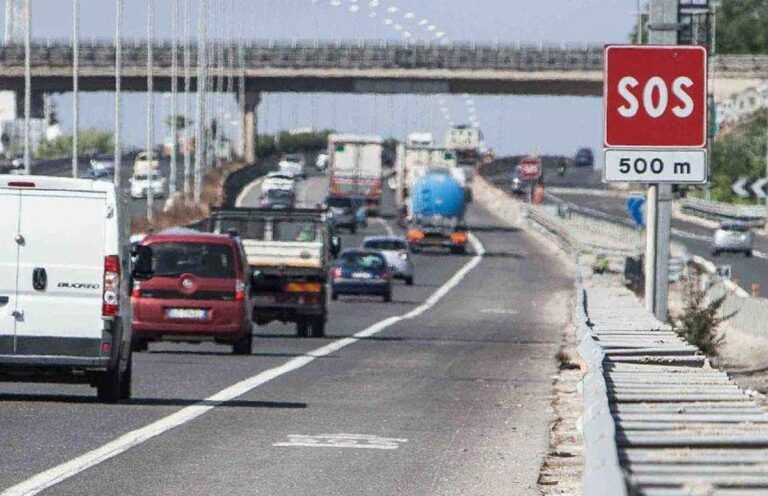 A piedi di corsa sul Grande Raccordo Anulare, uomo salvato da due poliziotti