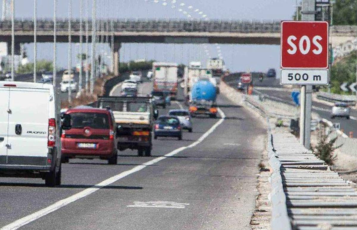 A piedi di corsa sul Grande Raccordo Anulare, uomo salvato da due poliziotti