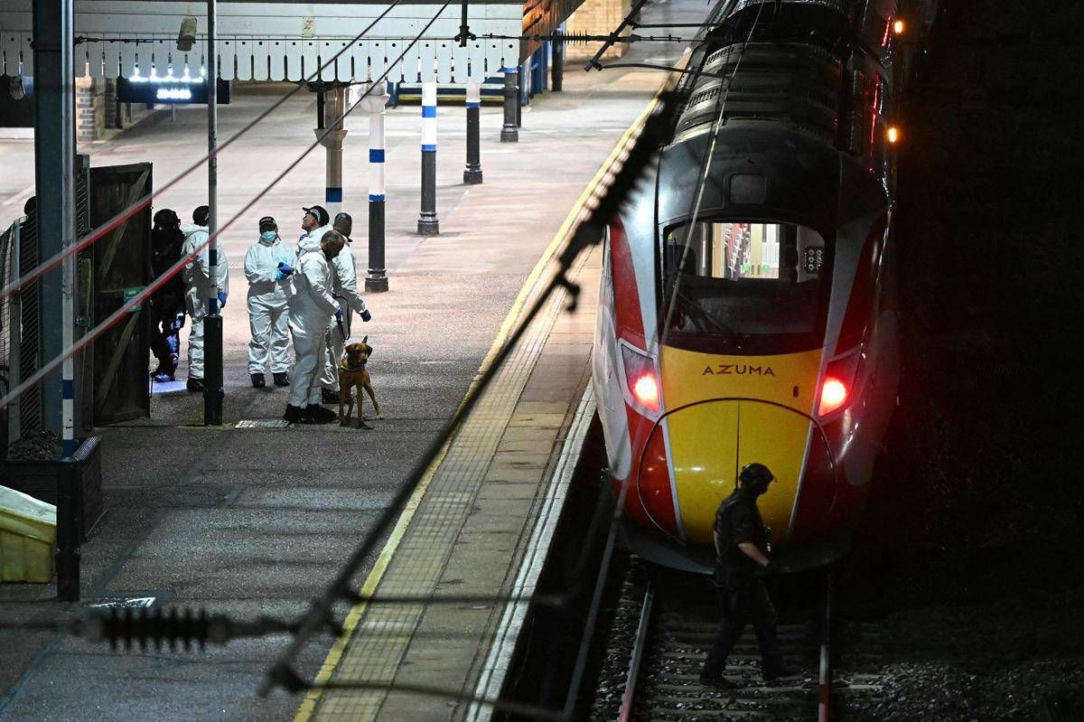 Accoltellamento sul treno, 10 feriti a Huntingdon: nove sono gravi. Escluso terrorismo